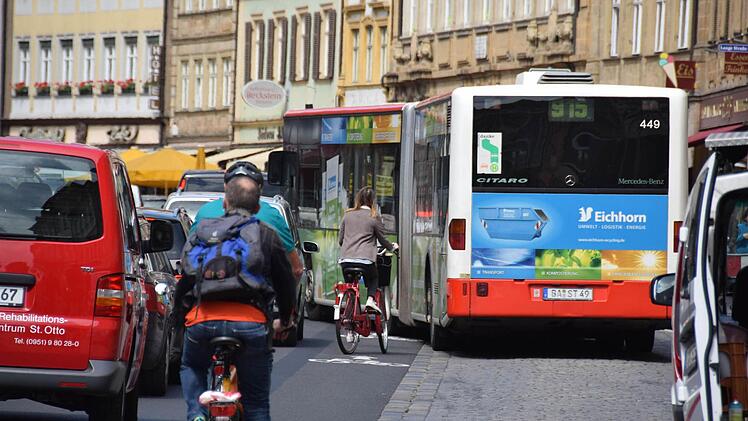 Das übliche Getümmel zur Hauptverkehrszeit in der Langen Straße. Wird es mit der neuen Verkehrsregelung auf Dauer gutgehen? Das fragen sich viele Bamberger.  Foto: Ronald RinklefDas übliche Getümmel zur Hauptverkehrszeit in der Langen Straße. Wird es mit der neuen Verkehrsregelung auf Dauer gutgehen? Das fragen sich viele Bamberger.  Foto: Ronald Rinklef