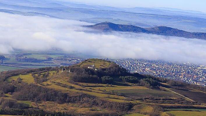 Das ehemalige keltische Oppidum des Staffelbergs und darunter die Häuser von Bad Staffelstein
