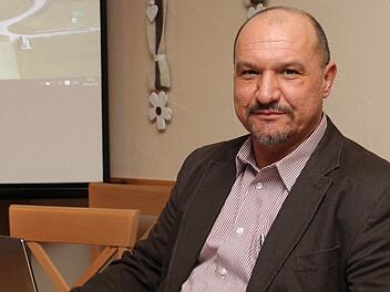 Am Samstag feiert der Erste B&uuml;rgermeister der Gemeinde Schneckenlohe seinen 50. Geburtstag. An diesem Tag sitzt Knut Morgenroth hoffentlich nicht an seinem Schreibtisch.  Foto: Herbert Fischer