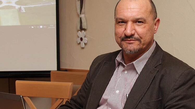 Am Samstag feiert der Erste B&uuml;rgermeister der Gemeinde Schneckenlohe seinen 50. Geburtstag. An diesem Tag sitzt Knut Morgenroth hoffentlich nicht an seinem Schreibtisch.  Foto: Herbert Fischer