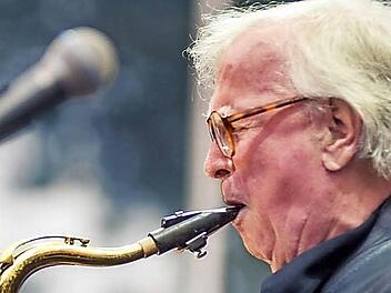 80 Jahre und spielfreudig wie eh und je: Klaus Doldinger war einer der Stars von "Jazz am See".  Foto: Kilian Reil