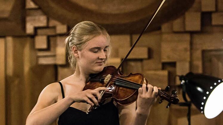 Impressionen vom Rathauskonzert in Neustadt mit Teilnehmern eines Meisterkurses für Violine: Annabel Nolte.Foto: Jochen Berger