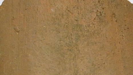 Das Bruchstück eines uralten Ziegels. Die ungleichmäßigen Streifen zeugen von der Produktion durch Menschenhand, die den Ton in seiner Form einst abstrich. Reste von Hohlziegel, heute meist "Mönch und Nonne" genannt, findet man heute am häufigsten.