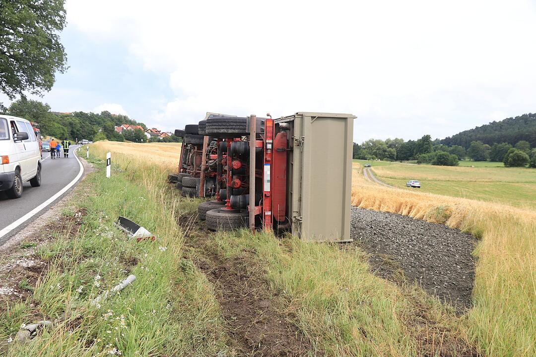 Landkreis Bamberg: Schotter-Laster kippt bei Priesendorf um