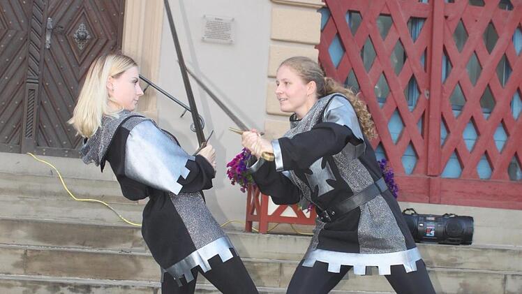 Svenja Hofmann (links) und Paulina Lidzba beim Proben des Schwertkampfs. Foto: Matthias Einwag