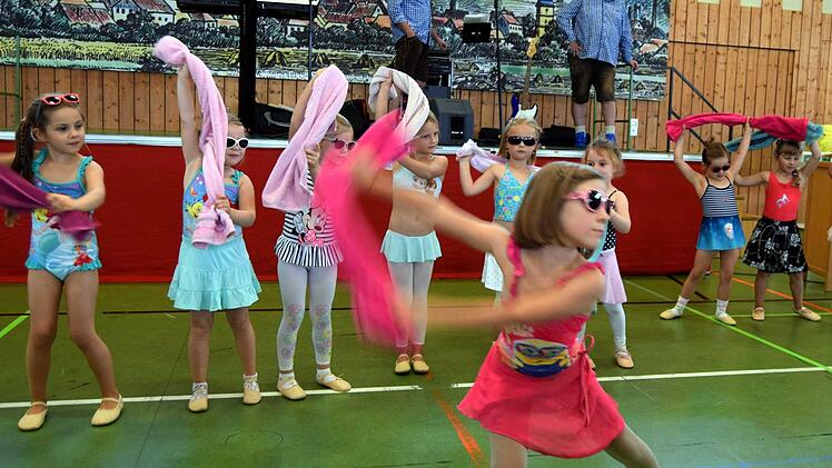 Die Jüngsten der Ballettschule Alice Göhl bezauberten mit dem Tanz "Summertime".