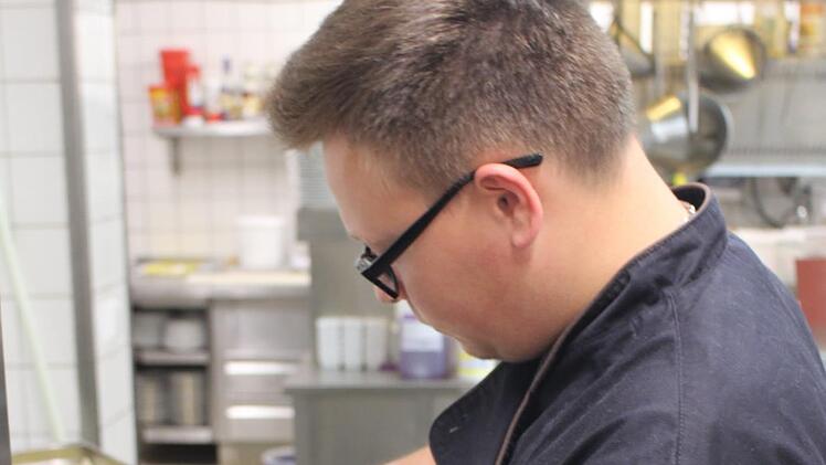 Koch Alexander Pohl bereitet Kartoffelgratin mit Gemüse zu.  Foto: Yannick Hupfer