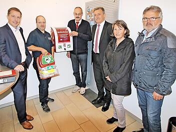 Bei der Präsentation des Defibrillators in der Raiffeisenbank-Filiale in Rannungen: Bankvorstand Michael Hein, Jürgen Müller vom BRK Maßbach und Zentrum Telemedizin, Bürgermeister Fridolin Zehner, Bankvorstand Horst Seufert und die Gemeinderäte Sybille Büttner und Harald Klopf.  Foto: Dieter Britz