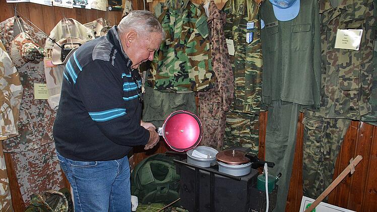 Manfred Greck hat nicht nur Uniformen aus aller Welt, sondern auch zahlreiche Exponate aus den Armeebeständen der NVA. Dazu gehört eine kleine Feldküche mit Geschirr und Besteck. Foto: Hanns Friedrich