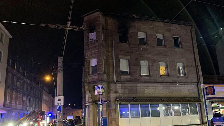Brand in Nürnberg: In einem Wohnhaus brach ein Feuer aus, drei Menschen erlitten Verletzungen.  Foto: News5/Freidirich