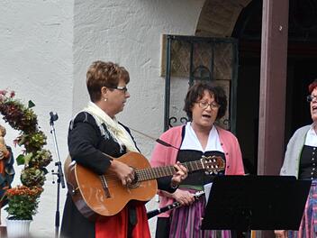 Die drei Sängerinnen der "Houbüiche Muisig" (von links): Gabi Kanz, Margit Kirchner und Luise Voll. Kathrin Kupka-Hahn