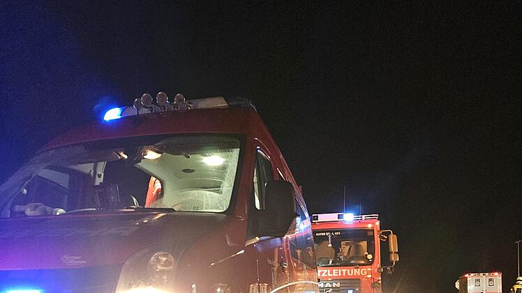 Über 280 Kräfte im Einsatz: Großeinsatz bei Brand in Metallfirma in Mistelgau