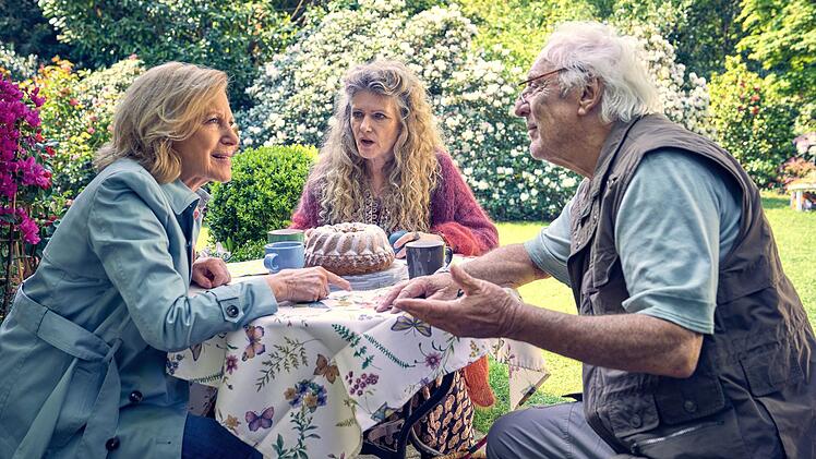 Karin (Maren Kroymann, links) ist sauer auf ihren Harald (Günther Maria Halmer). Kann Philippa (Barbara Sukowa) vermitteln?