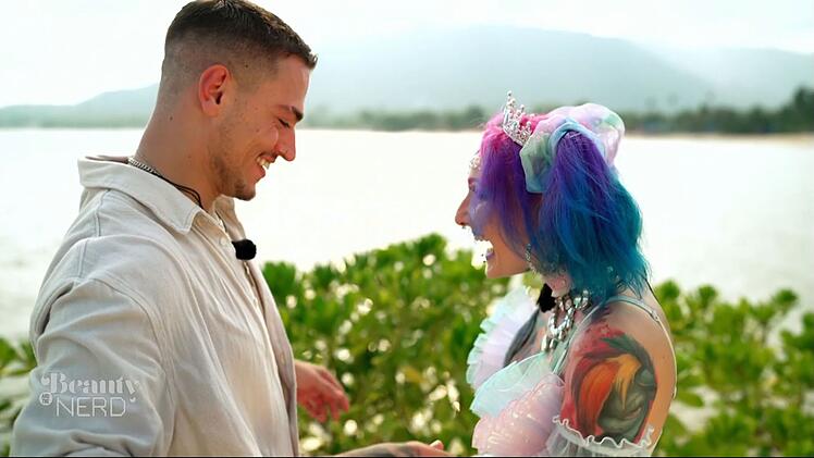 Neue Folge, zwei neue Kandidaten: Realitystar Max Bornmann (27) und Tattoo- und Disneynerd Sarah (35) ziehen in die Villa ein.