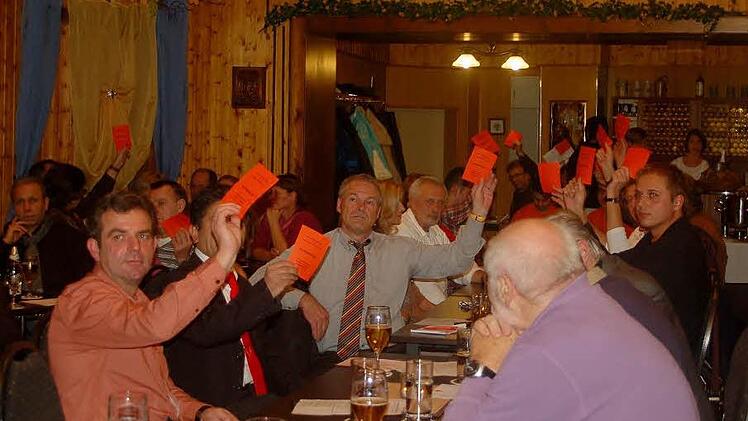 Alle Arme oben bei der Abstimmung.