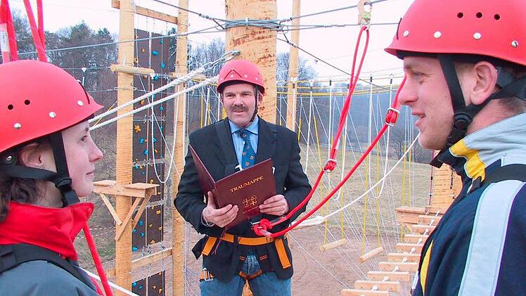 Hochzeit im Hochseilgarten: Luftig.