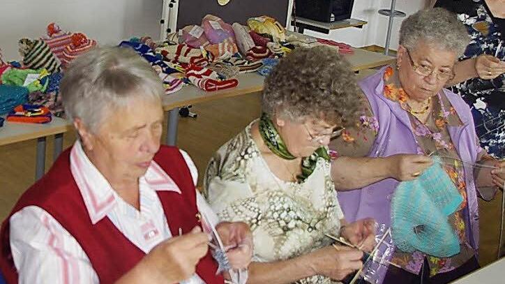 Der Strickstammtisch des MGH Buchbach strickte, häkelte und nähte Mützen, Schals, Socken und Herzkissen. Foto: Heike Schülein