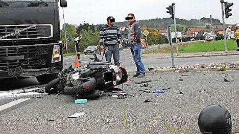 Die Unfallstelle mit dem Roller des Verunglückten Foto: Steffen Huber
