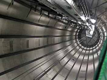 Ein Arbeitsplatz der besonderen Art: Das Innere des Nüdlinger Windrades. Ein grünes Fangnetz bleibt auch nach Fertigstellung im Turm. Es dient der Betriebssicherheit. Foto: Heike Beudert