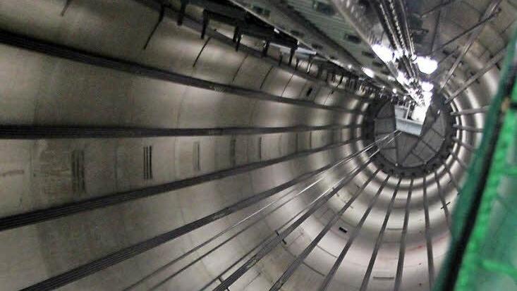 Ein Arbeitsplatz der besonderen Art: Das Innere des Nüdlinger Windrades. Ein grünes Fangnetz bleibt auch nach Fertigstellung im Turm. Es dient der Betriebssicherheit. Foto: Heike Beudert