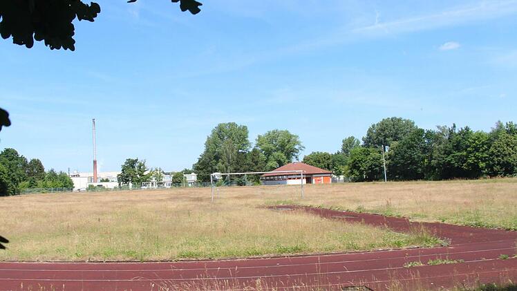 Um diesen Sportplatz und seine 400-Meter-Bahn wird gestritten. Foto: Christian Bauriedel
