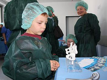 Die "Gesundheitsstadt" war mit Aktiv-Programmen erfolgreich. Tim Hohmann (links) aus Bad Brückenau bestaunte im Krankenhaus Modelle menschlicher Knochen. Im Hintergrund steht der kleine Maximilian. Foto: Ralf Ruppert/Archiv Saale-Zeitung