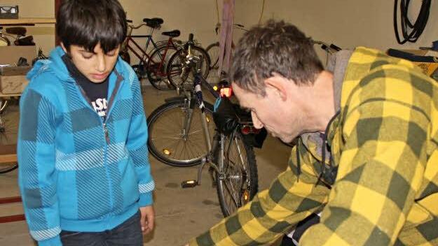Mohammad Abukasch (links) berät sich mit Thomas Herrmann von Asylhelferkreis was am Fahrrad zu tun ist. Foto: Helmut Will