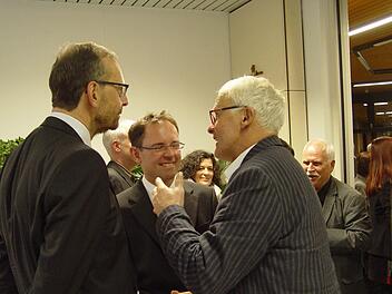 Karlheinz Lamprecht (links) und Dietmar May (rechts) heißen den "neuen" Realschul-Schulleiter Michael Kreil willkommen. Foto: Brigitta Kempe-Wolf