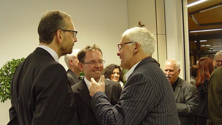 Karlheinz Lamprecht (links) und Dietmar May (rechts) heißen den "neuen" Realschul-Schulleiter Michael Kreil willkommen. Foto: Brigitta Kempe-Wolf