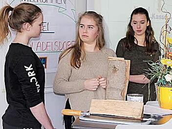 Gut kam bei der Schlusspräsentatin der OBI-Sketch an, in den die Schüler ihre Erfahrungen in dem Unternehmen einfließen ließen. Foto: J. Blum