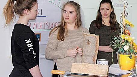 Gut kam bei der Schlusspräsentatin der OBI-Sketch an, in den die Schüler ihre Erfahrungen in dem Unternehmen einfließen ließen. Foto: J. Blum