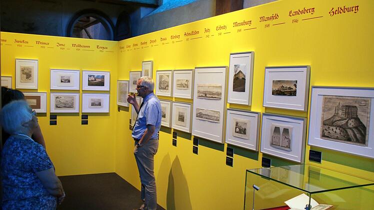 Alles Wissenswerte rund um die aktuelle Ausstellung über Martin Luthers bekanntestes Kirchenlied "Ein feste Burg ist unser Gott" im Deutschen Burgenmuseum auf der Veste Heldburg erläuterte Prof. Ulrich Großmann (Germanisches Nationalmuseum, Nürnberg, rechts). Mit Jahreszahl aufgelistet werden alle Burgen, auf denen Luther nachweislich zu Gast war. Für die Veste Heldburg (rechts außen) fehlt dieser Nachweis. Foto: Bettina Knauth
