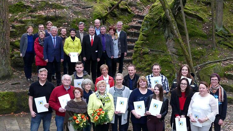 Die Geehrten (vorne, von links): Stefan Laaber, Peter Molnar, Gudrun Würl, Jakob Kammerer, Rita Molnar, Johanna Pufke, Christine Kammerer, Susanne Bähr, Florian Dietel, Silke Ködel-Neukam, Edgar Luthardt, Annika Ködel, Saskia Luthardt, Diana Hentschel, Marina Hentschel, Alexander Böhm. Die Offiziellen (hinten, von links) Melanie Eheim, Gerd Kammerer, Heidrun Kolb, Marcus Hentschel, Bürgermeister Werner Diersch, Michael Bähr, Landtagsvizepräsidentin Inge Aures, Mathias Ebert, Landrat Klaus Pet...