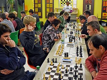 30 Hobby- und 19 Vereinsspieler nahmen am 14. "Thereser Schachpokal-Turnier" in Obertheres teil. Hinten, stehend Thomas Reis, der den Theres-Cup 2005 mit Franz Ott und Dragan Popp aus der Taufe gehoben hat. Foto: Ulrike Langer