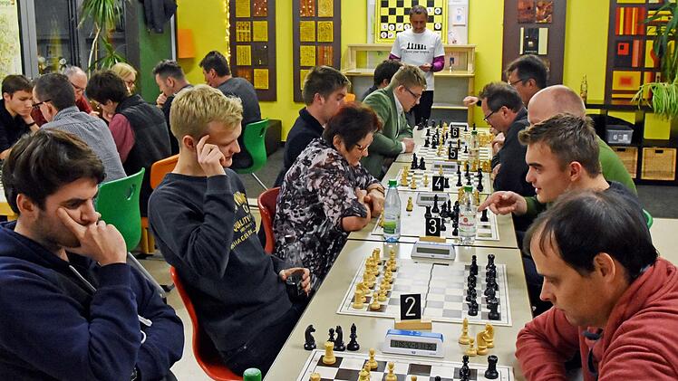 30 Hobby- und 19 Vereinsspieler nahmen am 14. "Thereser Schachpokal-Turnier" in Obertheres teil. Hinten, stehend Thomas Reis, der den Theres-Cup 2005 mit Franz Ott und Dragan Popp aus der Taufe gehoben hat. Foto: Ulrike Langer