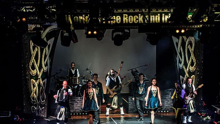 Die siebenköpfige Band Cornamusa gastierte gemeinsam mit der international besetzten "Irish Beats Dance Company" im Kongresshaus Rosengarten in Coburg.Foto: Jochen Berger