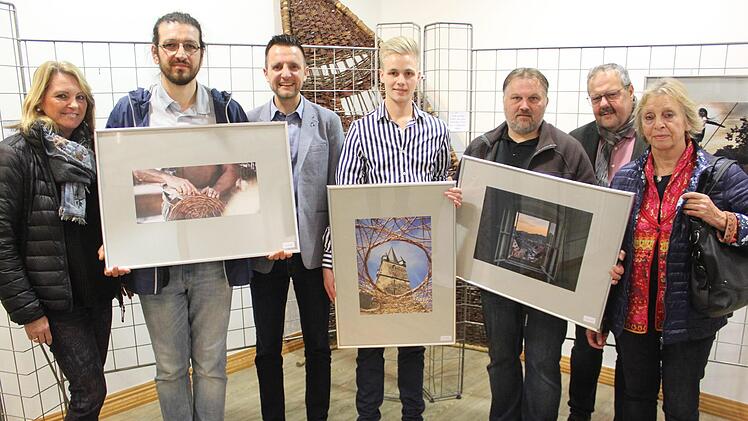 Die Sieger Pavel Yaroshevskiy-Molozovenko (2.v.l.), Tilo Hollfelder (Mitte) und Sascha Ott (3.v.r.) freuen sich über die Aufmerksamkeit von Bürgermeister Andreas Hügerich (3.v.l.), Zweiter Bürgermeisterin Sabine Rießner (l.), Stadträtin Monika Faber (r.) und ZEF-Geschäftsführer Manfred Rauh.