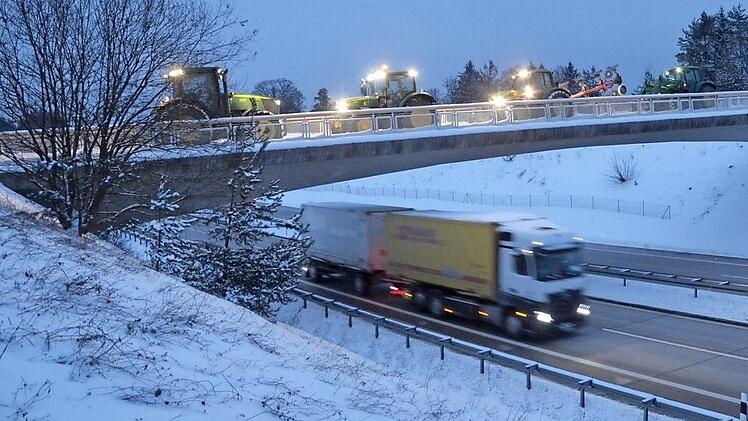 Mit Schleppern auf Autobahnbrücken zeigten Landwirte aus dem Coburger Land Solidarität mit ihren in Berlin demonstrierenden Kollegen.