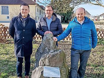 Dieser Gedenkstein in Wallern steht für die freundschaftliche Verbundenheit der beiden Marktgemeinden Wallern und Pressig; im Bild (von links) Bürgermeister Stefan Heinlein, Dritter Bürgermeister Klaus Dressel und Bürgermeister Dominik Richtsteiger aus Wallern.