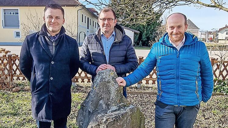 Dieser Gedenkstein in Wallern steht für die freundschaftliche Verbundenheit der beiden Marktgemeinden Wallern und Pressig; im Bild (von links) Bürgermeister Stefan Heinlein, Dritter Bürgermeister Klaus Dressel und Bürgermeister Dominik Richtsteiger aus Wallern.