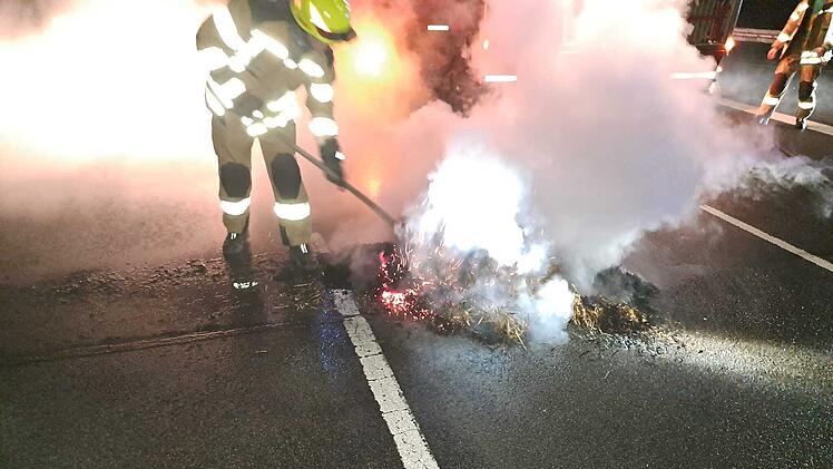 Brennender Heuballen auf Bundesstraße im Kreis Coburg