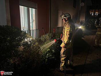 Bewohnerin riecht Rauch: Busch-Brand vor Bamberger Altenheim ruft Feuerwehr auf den Plan