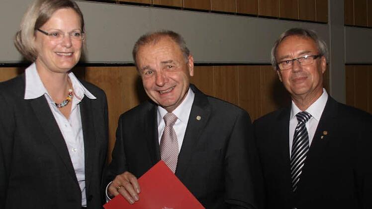 ...bekam Reinhold Kuhn von Bürgermeisterin Christine Konrad und 2. Bürgermeister Ernst Dobler für seine Verdienste um Dettelbach verliehen.