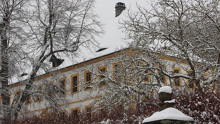 Schloss Weißenbrunn macht seinen Namen alle Ehre.Foto: Eckehard Kiesewetter