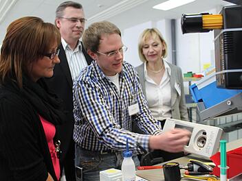 Fachbereichsleiter Stefan Beetz (2. v. r.) führte bei W.O.M. durch den Betrieb. Mit im Bild zu sehen sind (von links): Yvonne Seeber von "Wir", der Geschäftsführer der Wirtschafts- und Strukturentwicklungsgesellschaft, Wolfgang Puff, sowie die Assistentin des Vorstandsvorsitzenden, Wilma Mitzlaff.