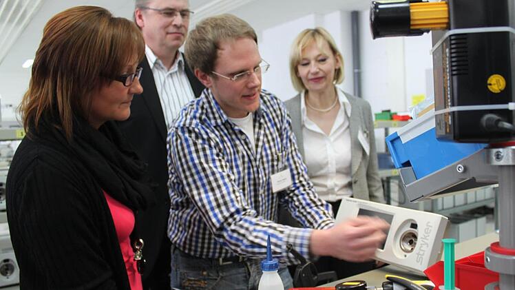 Fachbereichsleiter Stefan Beetz (2. v. r.) führte bei W.O.M. durch den Betrieb. Mit im Bild zu sehen sind (von links): Yvonne Seeber von "Wir", der Geschäftsführer der Wirtschafts- und Strukturentwicklungsgesellschaft, Wolfgang Puff, sowie die Assistentin des Vorstandsvorsitzenden, Wilma Mitzlaff.