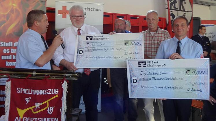 Der Vorsitzende der Naturfwanderfreunde Thomas Hollenbacher überreichte der Feuerwehr zur Einweihung des neuen Hauses einen Scheck über 1000 Euro, sowie der Sanitätsbereitschaft 500 Euro zur r freien Verfügung.