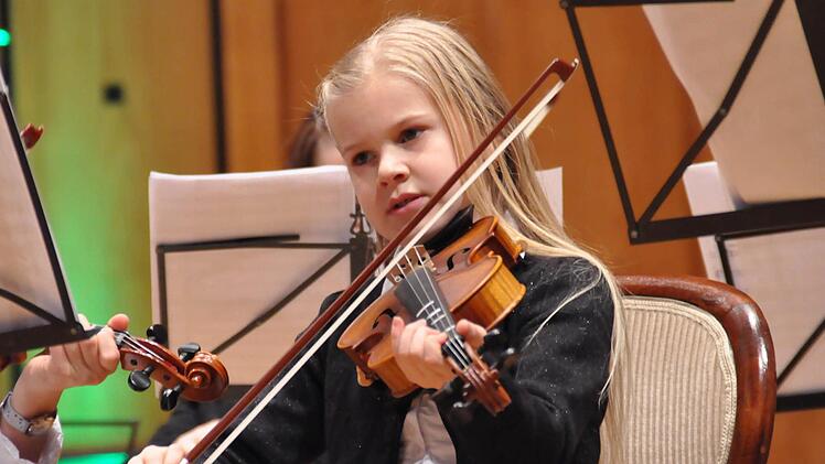 Erst neun Jahre alt ist Carolin Mock, aber trotzdem eine begeisterte Violinistin.