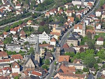 Die Lichtenfelser Innenstadt von oben betrachtet. Aus der Nähe besehen liegt einiges im Argen. Foto: Matthias Einwag