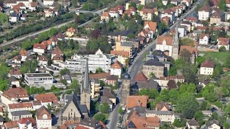 Die Lichtenfelser Innenstadt von oben betrachtet. Aus der Nähe besehen liegt einiges im Argen. Foto: Matthias Einwag